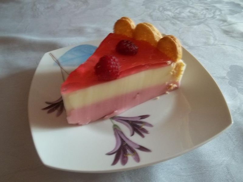 Torcik z malinami i biszkoptami