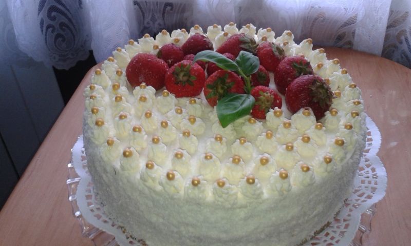 Torcik z masą truskawkową i truskawkami Torcik z masą truskawkową i truskawkami