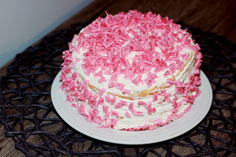 Torcik z mascarpone i konfiturą z czereśni 