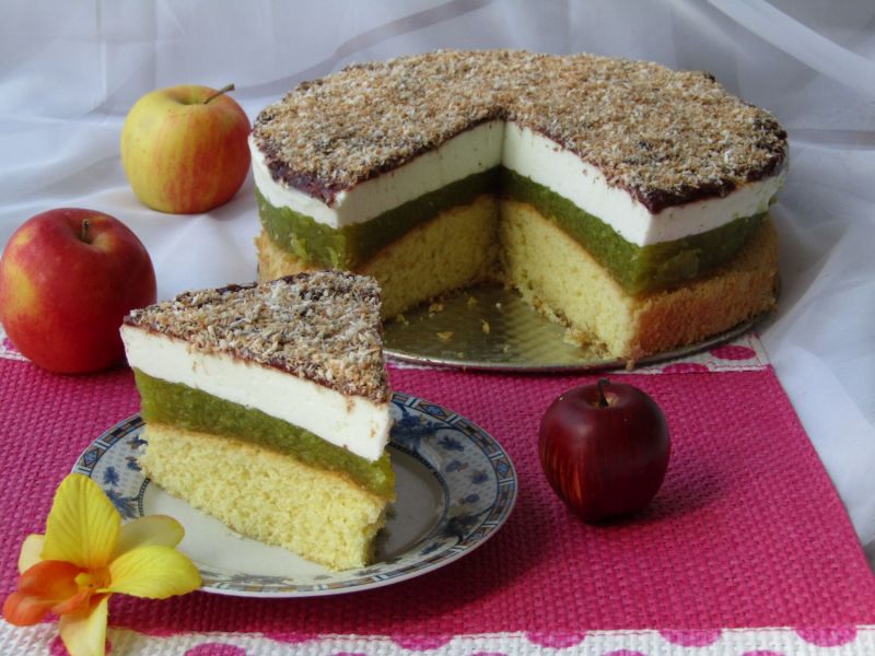 Torcik z musem jabłkowym i ptasim mleczkiem Torcik z musem jabłkowym i ptasim mleczkiem