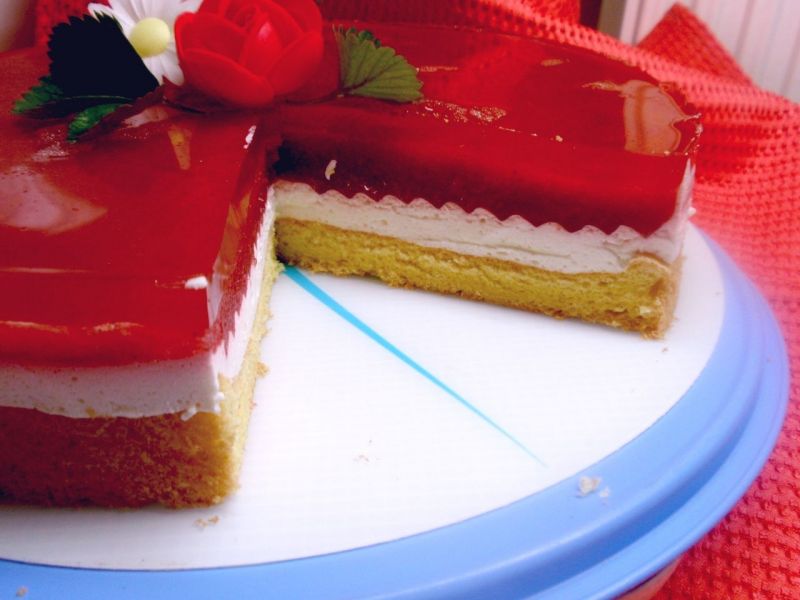 Torcik z musem truskawkowym