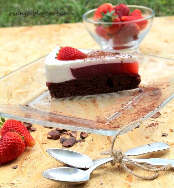 Torcik z musem truskawkowym i mniszkiem