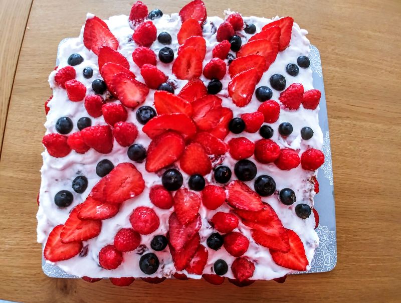 Torcik z musem truskawkowym i wiśniową śmietanką Torcik z musem truskawkowym i wiśniową śmietanką