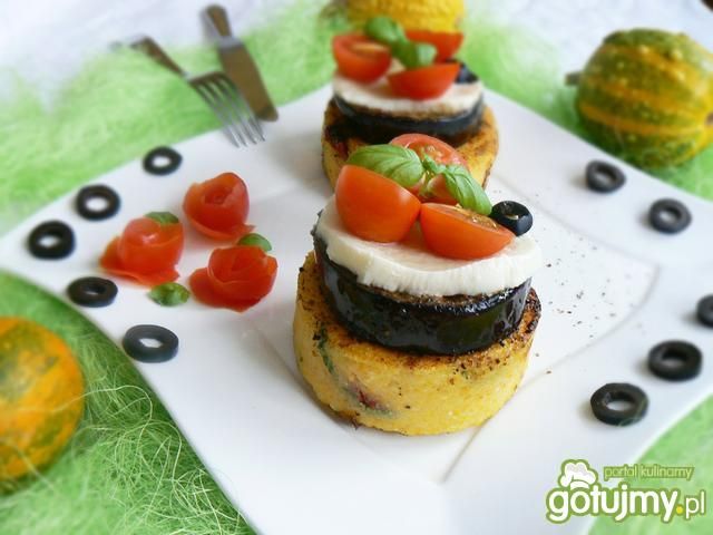 Torcik z polenty nadziewanej pomidorami