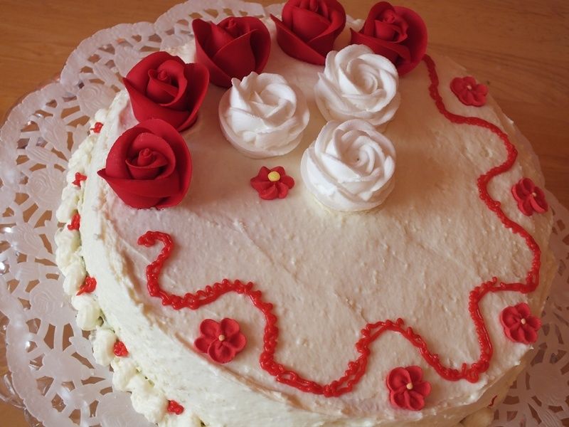 Torcik z różyczkami