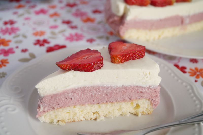 Torcik z truskawkami i mlecznym kremem