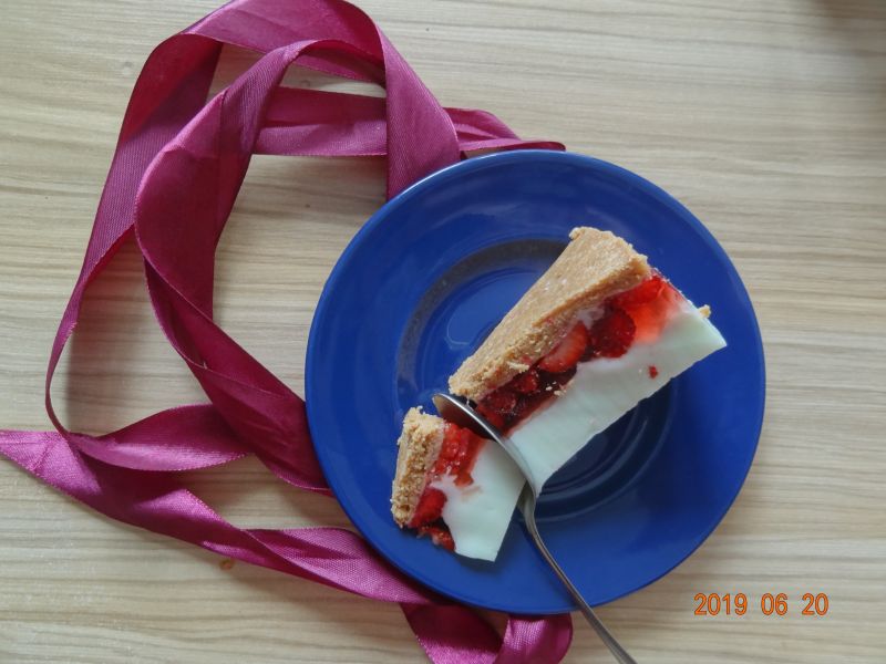 Torcik z truskawkami i warstwą jogurtową Torcik z truskawkami i warstwą jogurtową