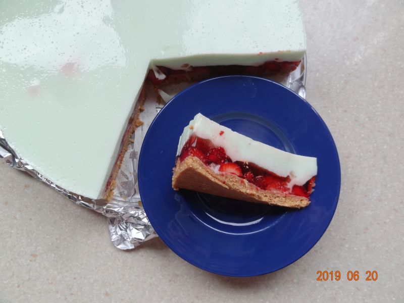 Torcik z truskawkami i warstwą jogurtową Torcik z truskawkami i warstwą jogurtową