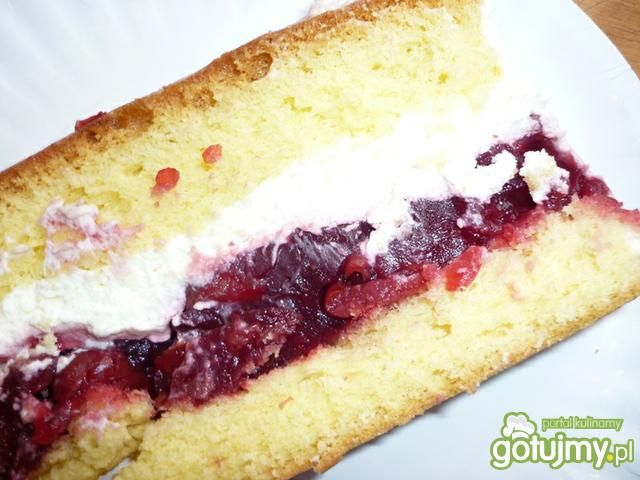 Torcik z wiśniami i bitą śmietaną  Torcik z wiśniami i bitą śmietaną