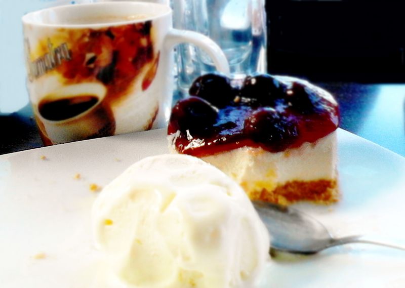 Torciki amaretto z wiśniami i gałką lodów