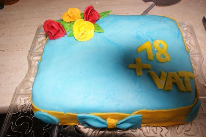 Tort advoctowo-czekoladowy z masą cukrową