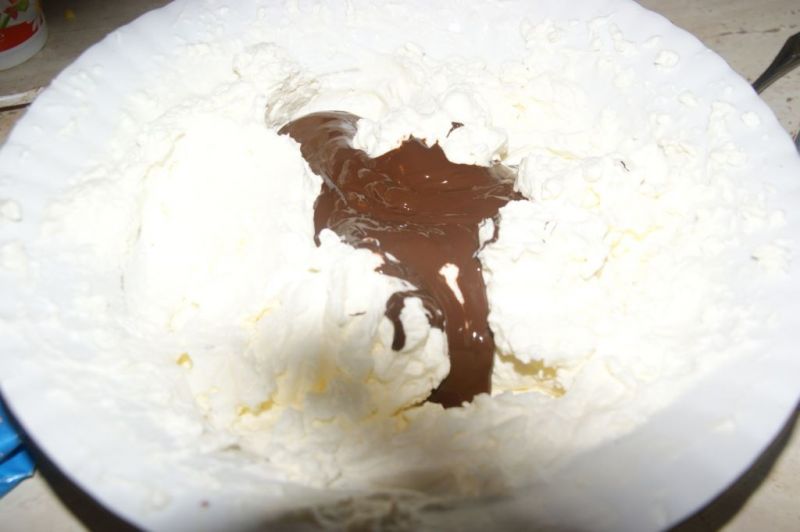 Tort advoctowo-czekoladowy z masą cukrową