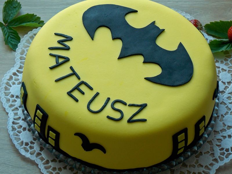 Tort Batman z truskawkami Tort Batman z truskawkami