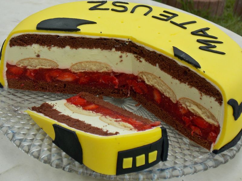 Tort Batman z truskawkami Tort Batman z truskawkami