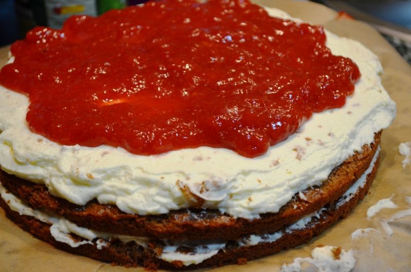 Tort bezowo kakaowy Tort bezowo kakaowy