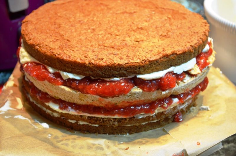 Tort bezowo kakaowy Tort bezowo kakaowy