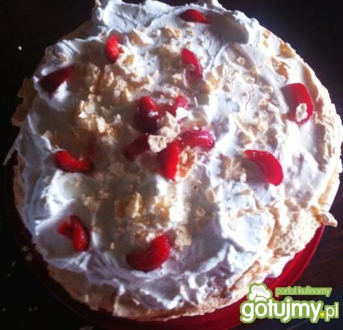 Tort bezowo-truskawkowy