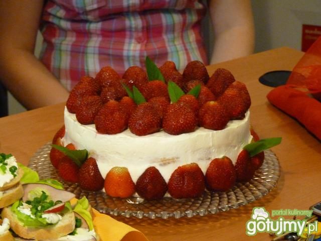 Tort bezowo- truskawkowy Tort bezowo- truskawkowy