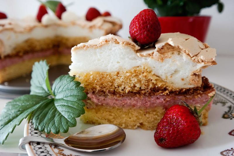 Tort bezowo - truskawkowy Tort bezowo - truskawkowy