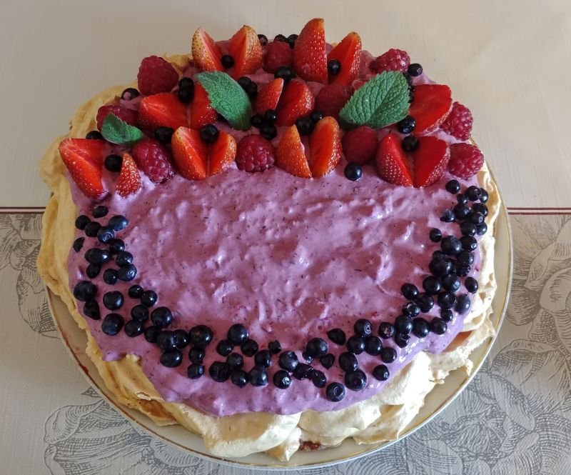 Tort bezowy jagodowo-truskawkowy (bez cukru)