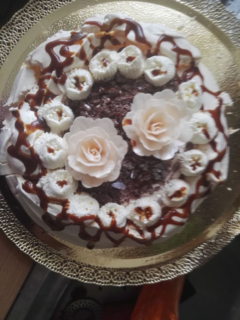 Tort bezowy z amaretto i czekoladą Tort bezowy z amaretto i czekoladą