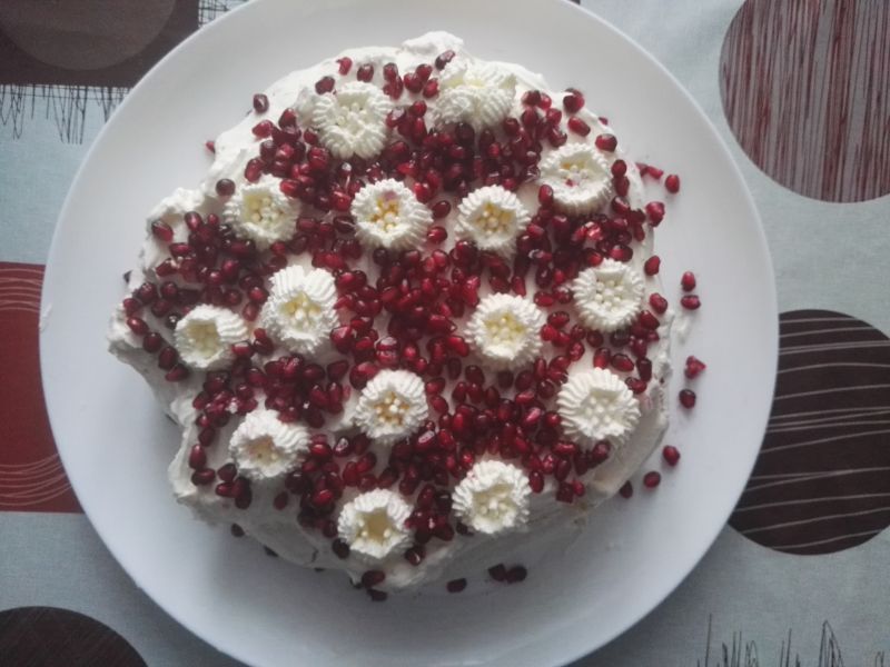 Tort bezowy z bitą śmietaną Tort bezowy z bitą śmietaną