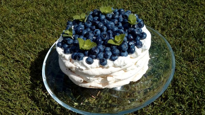 Tort bezowy z borówkami