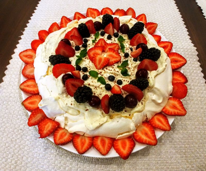Tort bezowy z frużeliną wiśniową i owocami Tort bezowy z frużeliną wiśniową i owocami