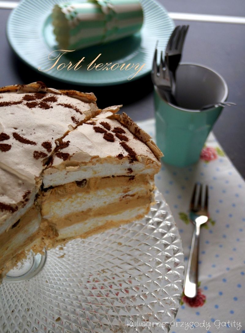 Tort bezowy z kawowym kremem Tort bezowy z kawowym kremem