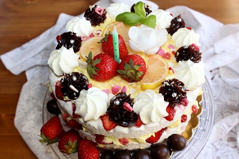 tort bezowy z kremem cytrynowym i truskawkami tort bezowy z kremem cytrynowym i truskawkami