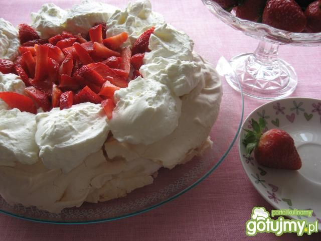 Tort bezowy z lemon curd i truskawkami