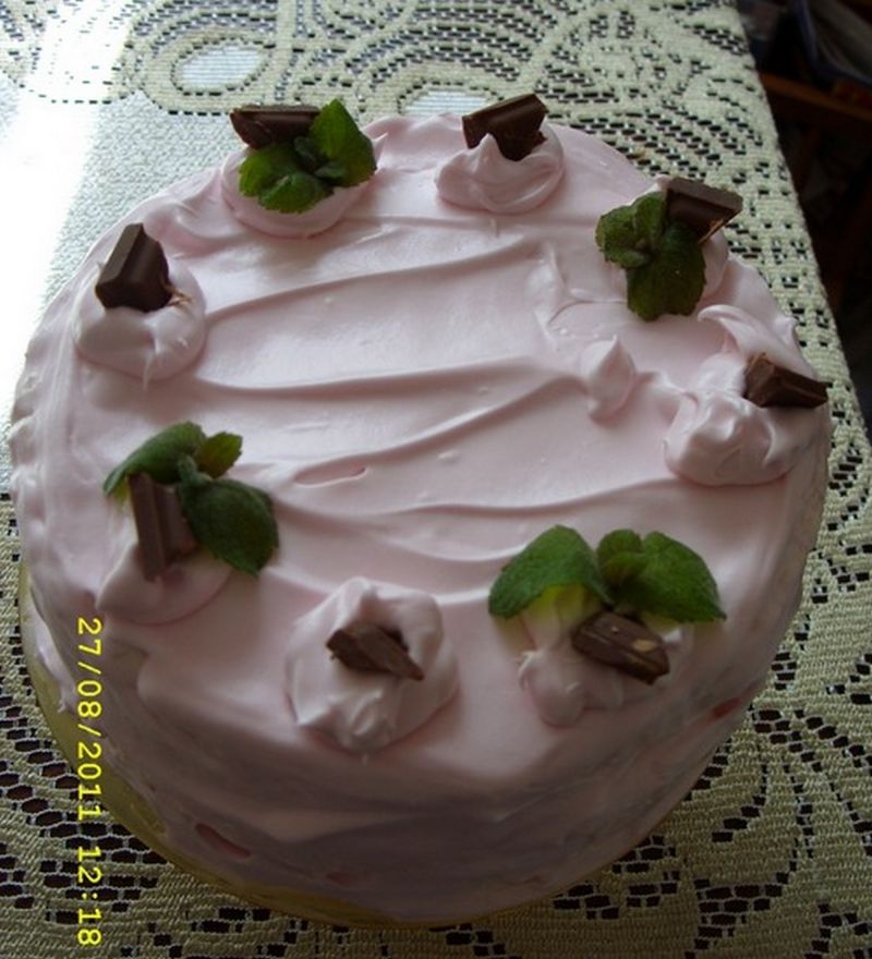 Tort bezowy z lodami Tort bezowy z lodami