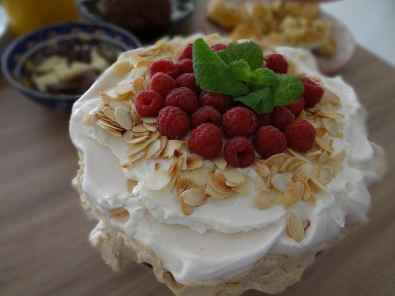 Tort bezowy z malinami Tort bezowy z malinami