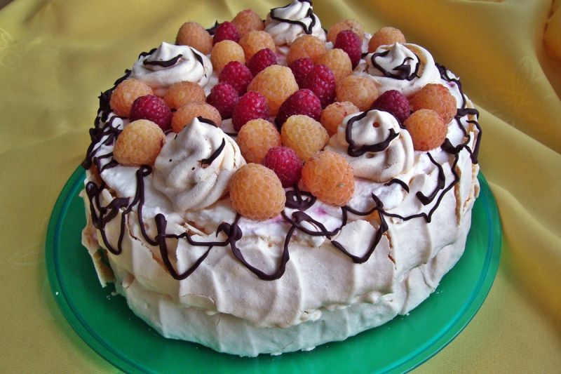 Tort bezowy z malinami