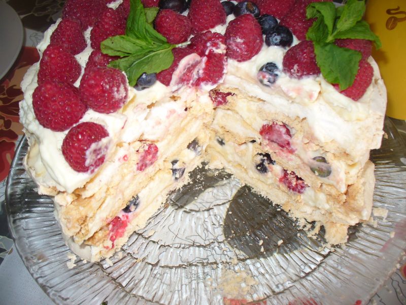 Tort bezowy z malinami i borówkami  amerykańskimi Tort bezowy z malinami i borówkami  amerykańskimi