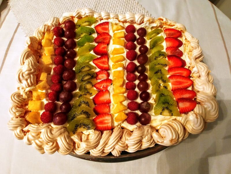 Tort bezowy z owocami Tort bezowy z owocami