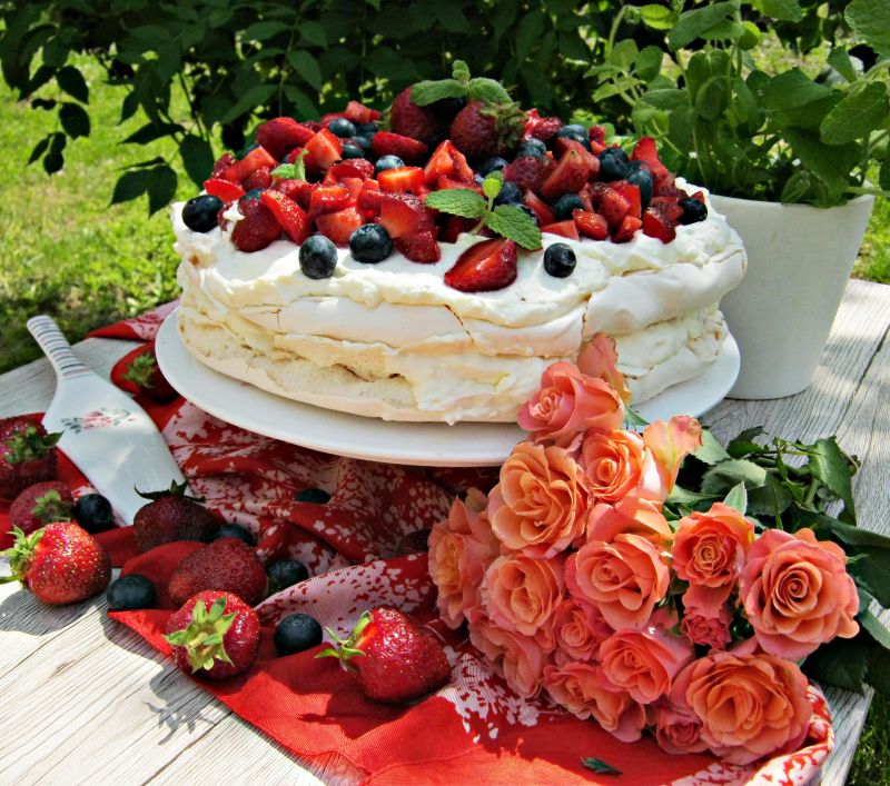 Tort bezowy z owocami i kremem z białej czekolady