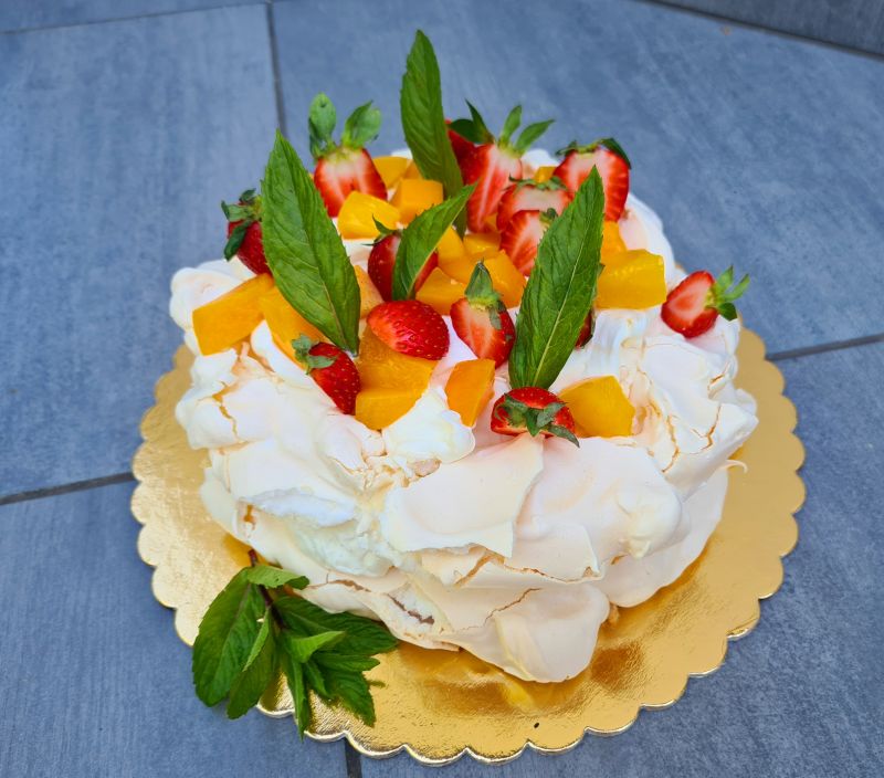 Tort bezowy z owocami, kremem i owocami Tort bezowy z owocami, kremem i owocami
