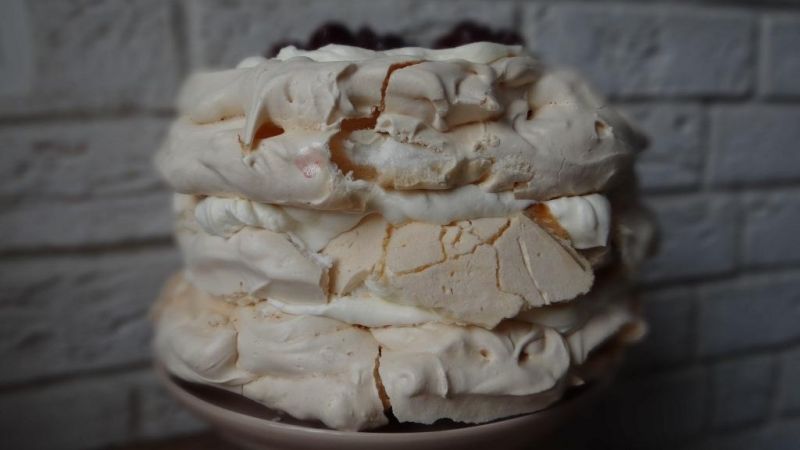 Tort bezowy z wiśniami