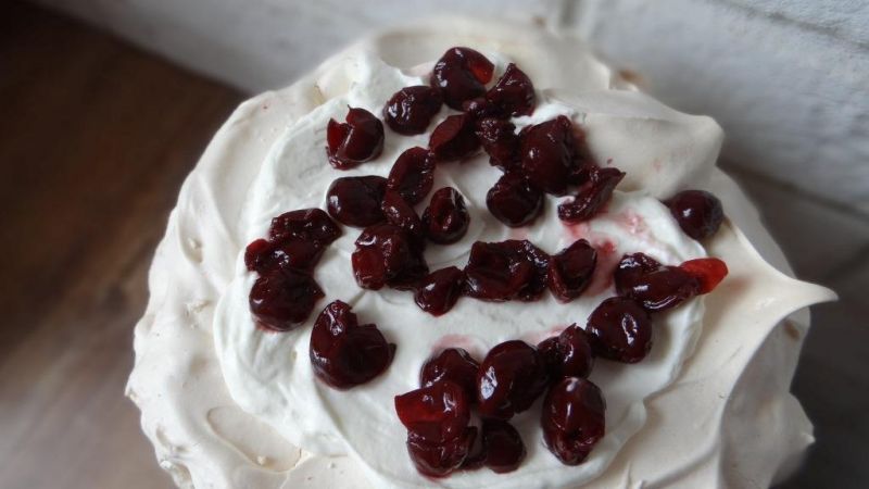 Tort bezowy z wiśniami