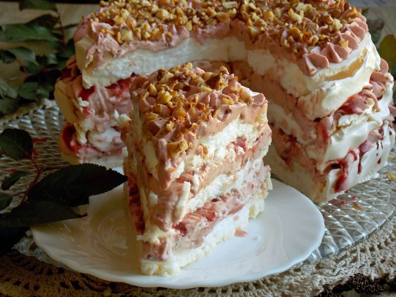 Tort bezowy ze śliwkami Tort bezowy ze śliwkami