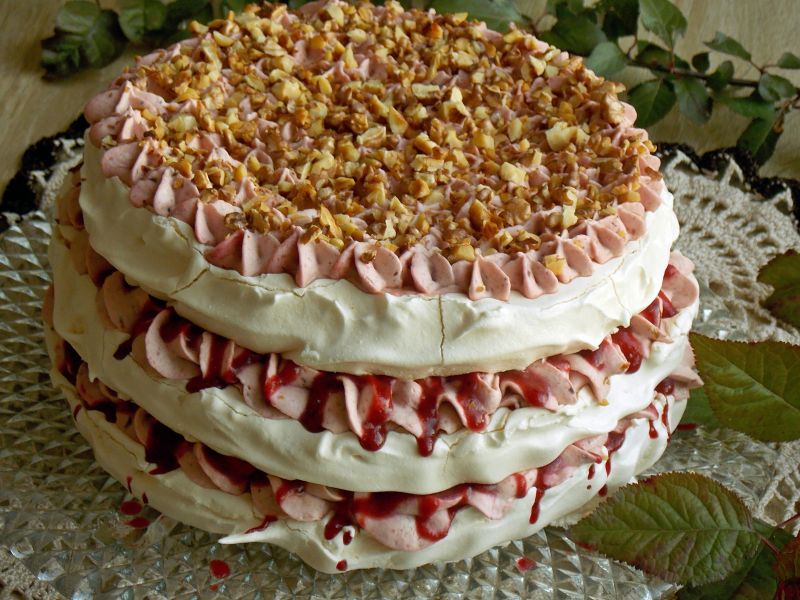 Tort bezowy ze śliwkami Tort bezowy ze śliwkami