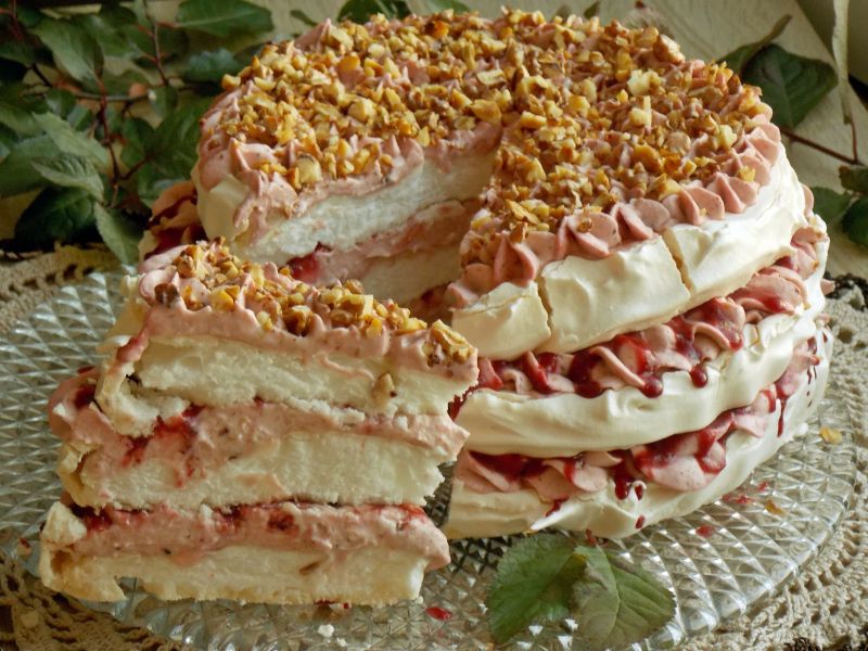 Tort bezowy ze śliwkami Tort bezowy ze śliwkami