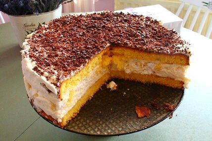 Tort bezowy ze śmietaną