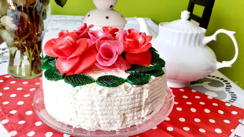 Tort z białą czekoladą, matcha i truskawkami Tort z białą czekoladą, matcha i truskawkami