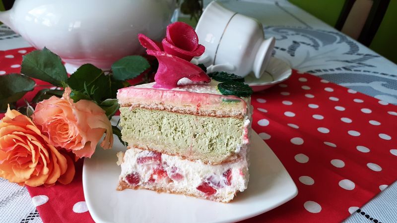 Tort z białą czekoladą, matcha i truskawkami Tort z białą czekoladą, matcha i truskawkami