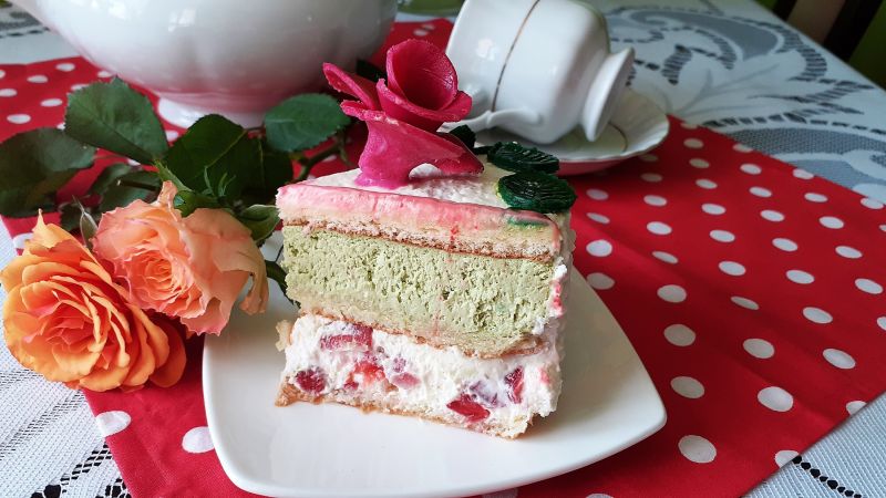 Tort z białą czekoladą, matcha i truskawkami Tort z białą czekoladą, matcha i truskawkami