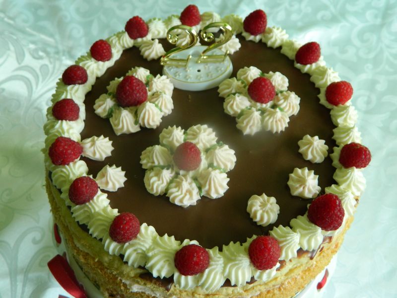 Tort biszkoptowy z kremem malinami i galaretką