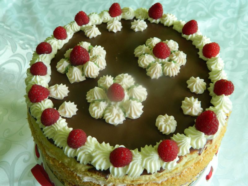 Tort biszkoptowy z kremem malinami i galaretką