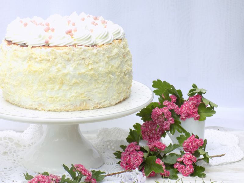 Tort biszkoptowy z powidłem i cytrynową pianką